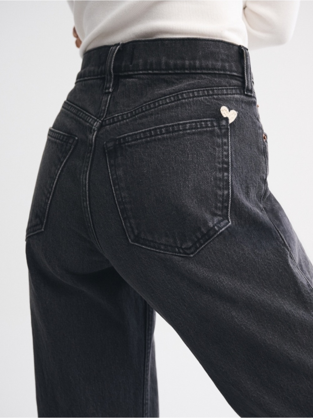 ABERCROMBIE HIGH-RISE 90s RELAXED HEART EMBROIDERED JEANS - SHORT - Picture 2 of 11